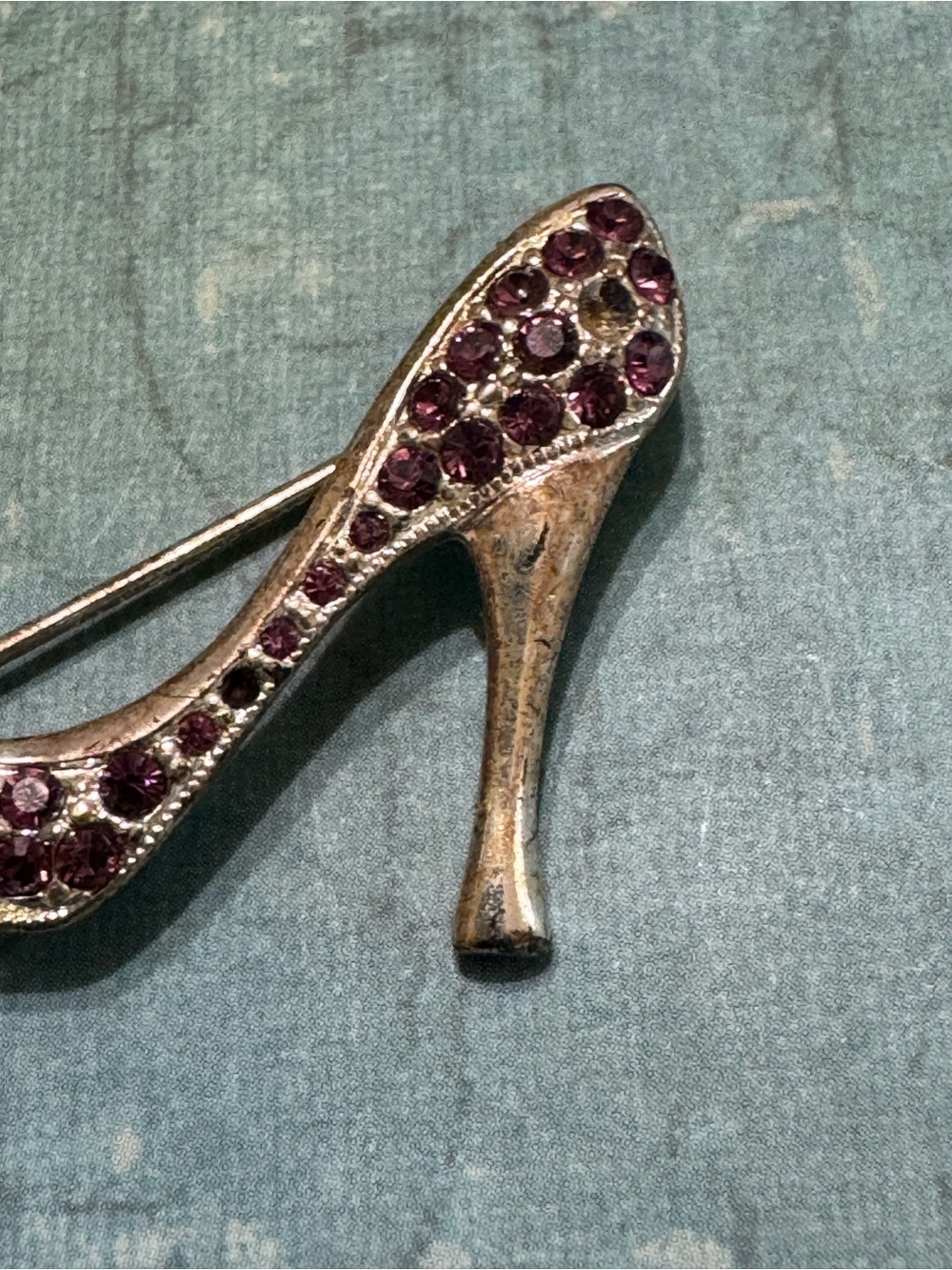 FOUR DAMAGED BROOCHES - Picture 5 of 15
